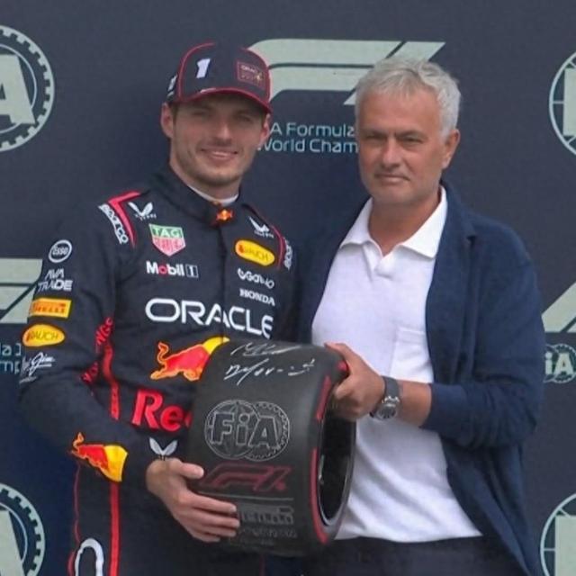 F1模式🏁穆里尼奥为维斯塔潘颁发英国大奖赛的杆位奖