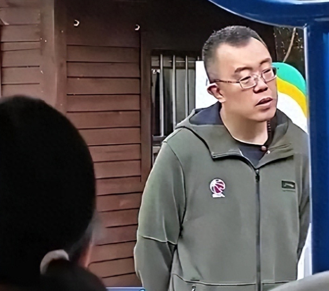 开云体育下载-他是CBA4冠王，退役拒百万年薪，过朝九晚五生活，妻子是美丽空姐|韩德君|辽宁队|中锋|中国篮球|nba_新浪体育_新浪新闻